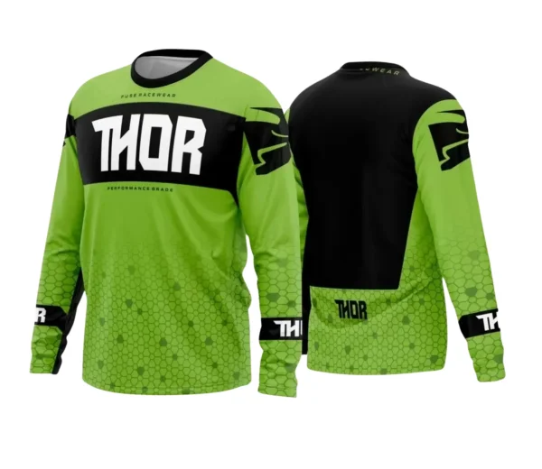 Foto da camisa com logo no peito e estampa grande nas costas, mostrando design exclusivo para amantes de motocross e trilhas, destacando estilo e personalidade em cores vibrantes e detalhes impactantes.